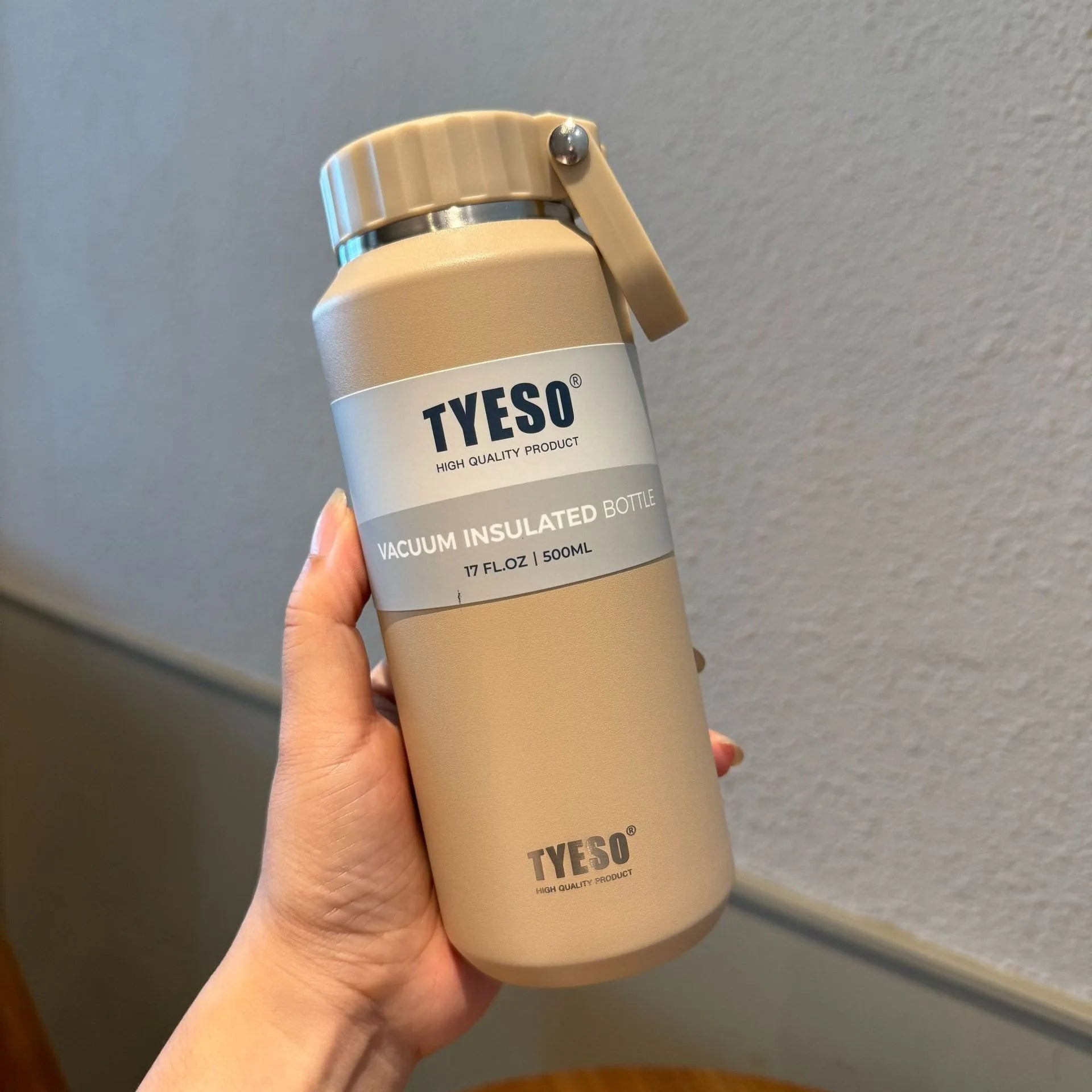 Gourde isotherme Tyeso grande capacité avec poignée, facile à ouvrir, idéale pour le sport, les voyages et l'hydratation. Convient aux hommes et aux femmes.