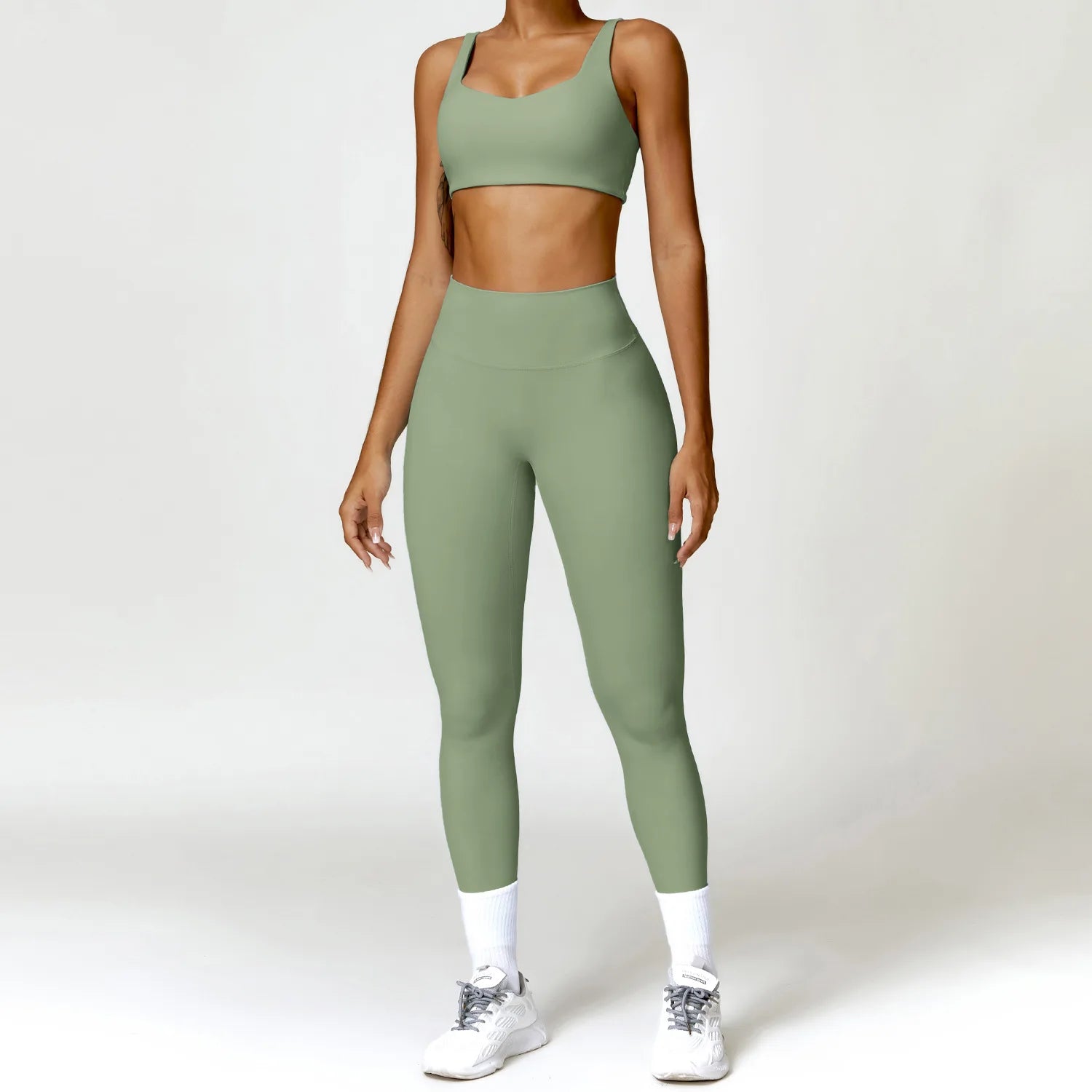 Ensemble de yoga 2 pièces pour femme : survêtement, brassière de sport, haut à manches longues et legging.