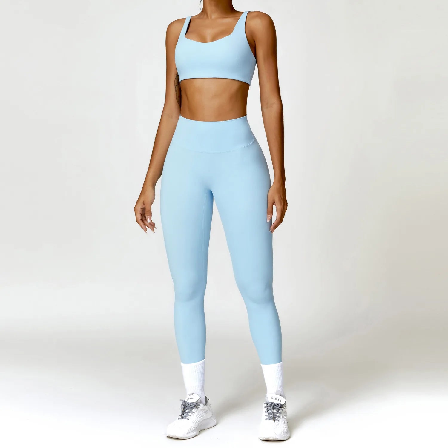 Ensemble de yoga 2 pièces pour femme : survêtement, brassière de sport, haut à manches longues et legging.