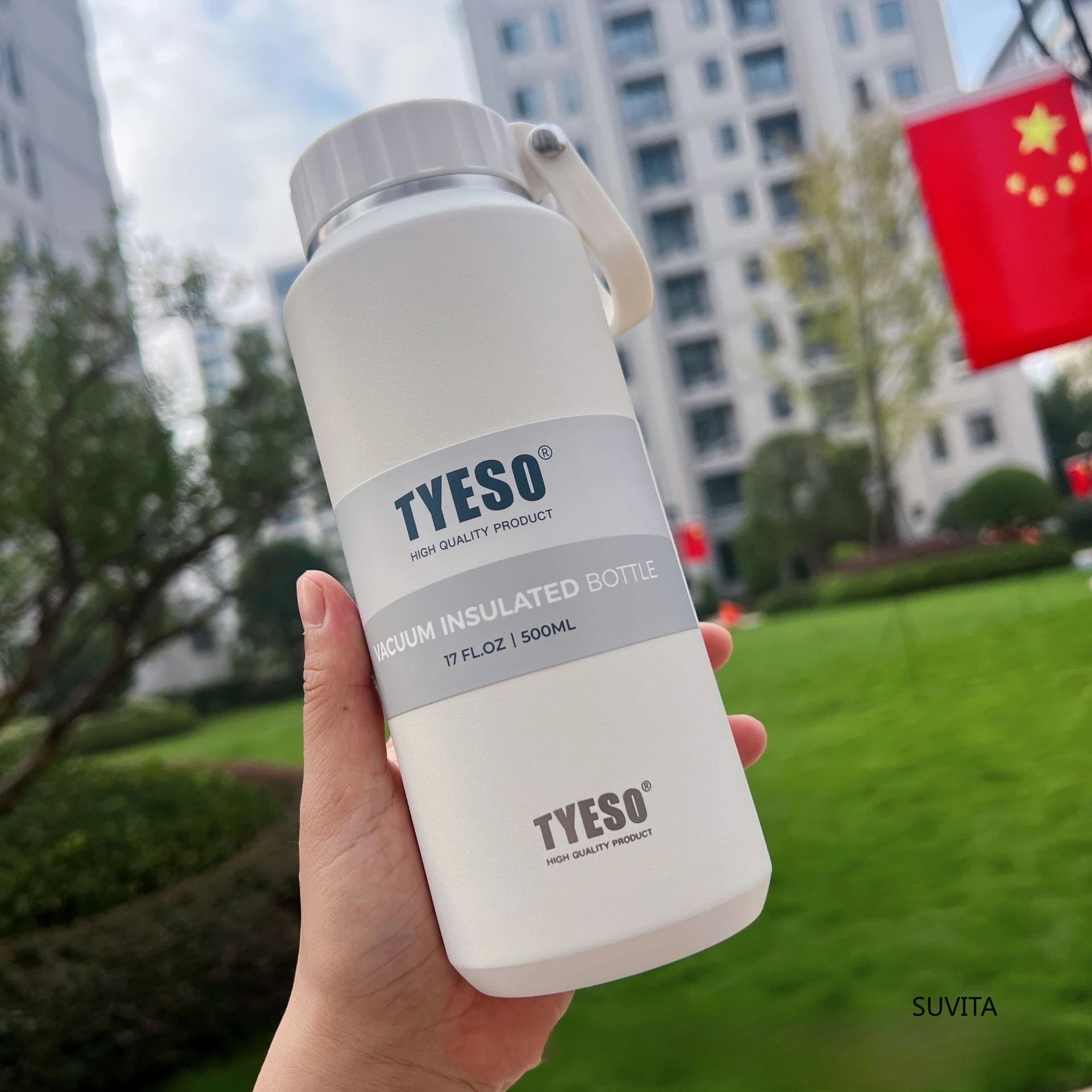 Gourde isotherme Tyeso grande capacité avec poignée, facile à ouvrir, idéale pour le sport, les voyages et l'hydratation. Convient aux hommes et aux femmes.