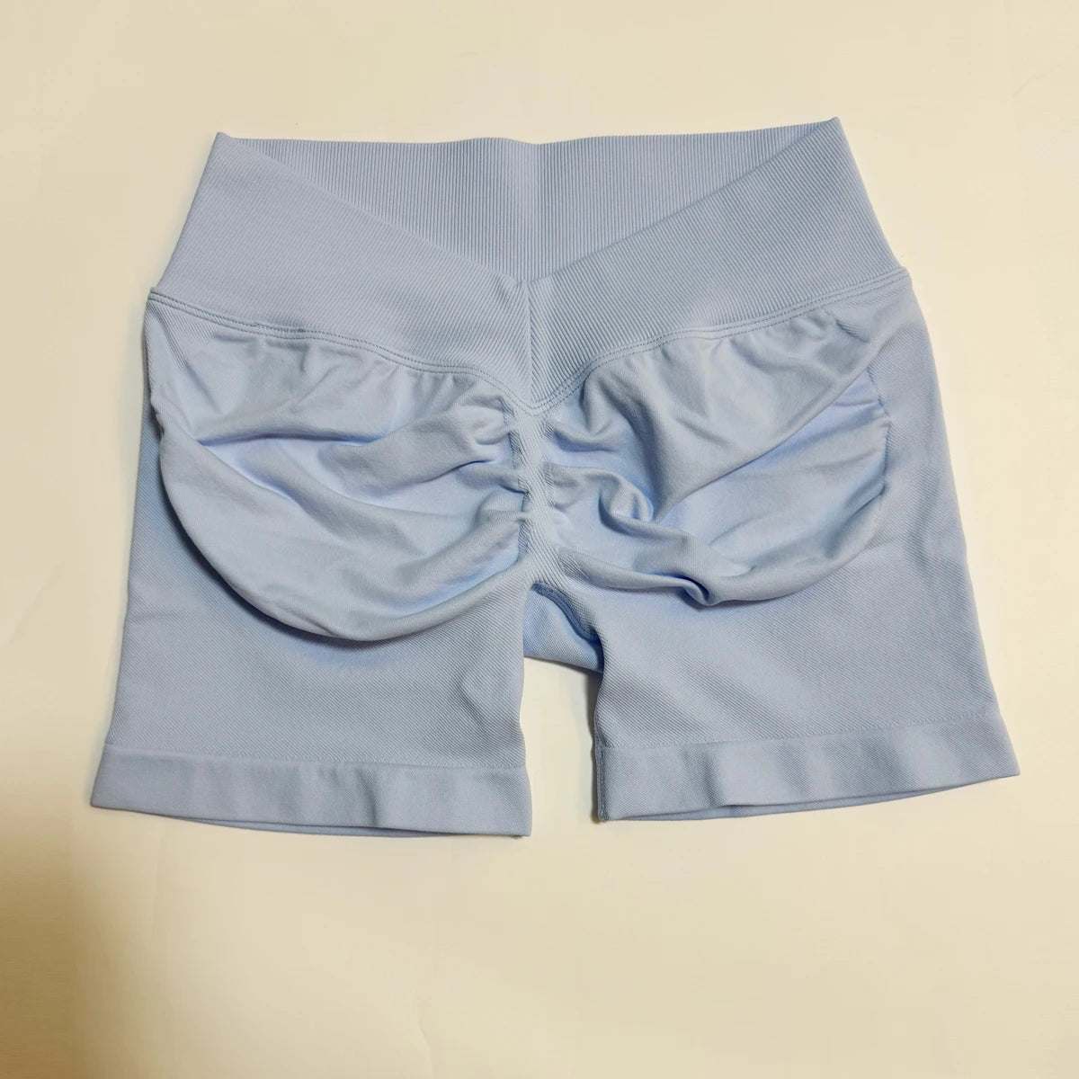 Short de sport femme à dos en V, taille mi-haute, sans coutures, idéal pour le yoga, la gym et le fitness. Extensible dans les 4 sens.