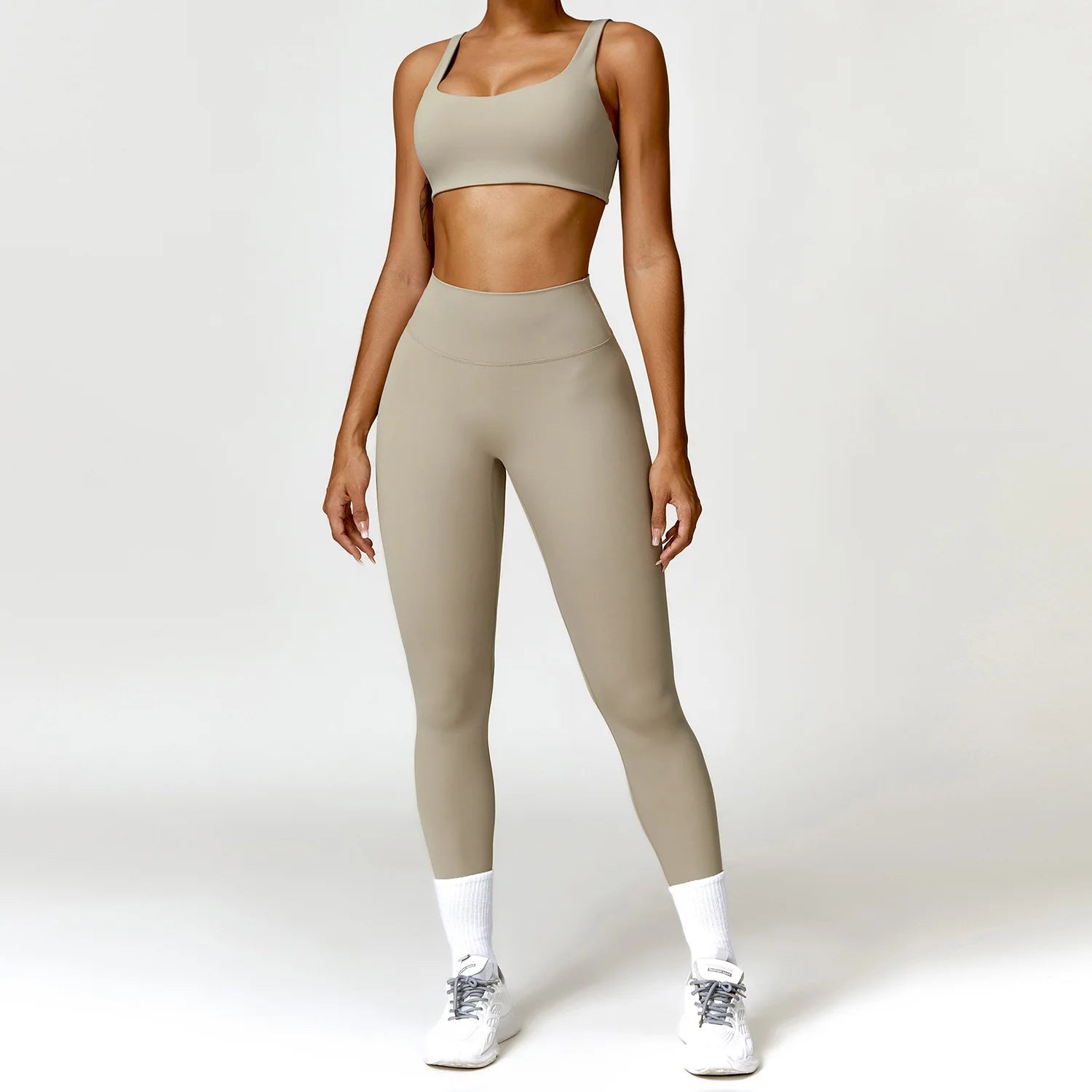 Ensemble de yoga 2 pièces pour femme : survêtement, brassière de sport, haut à manches longues et legging.