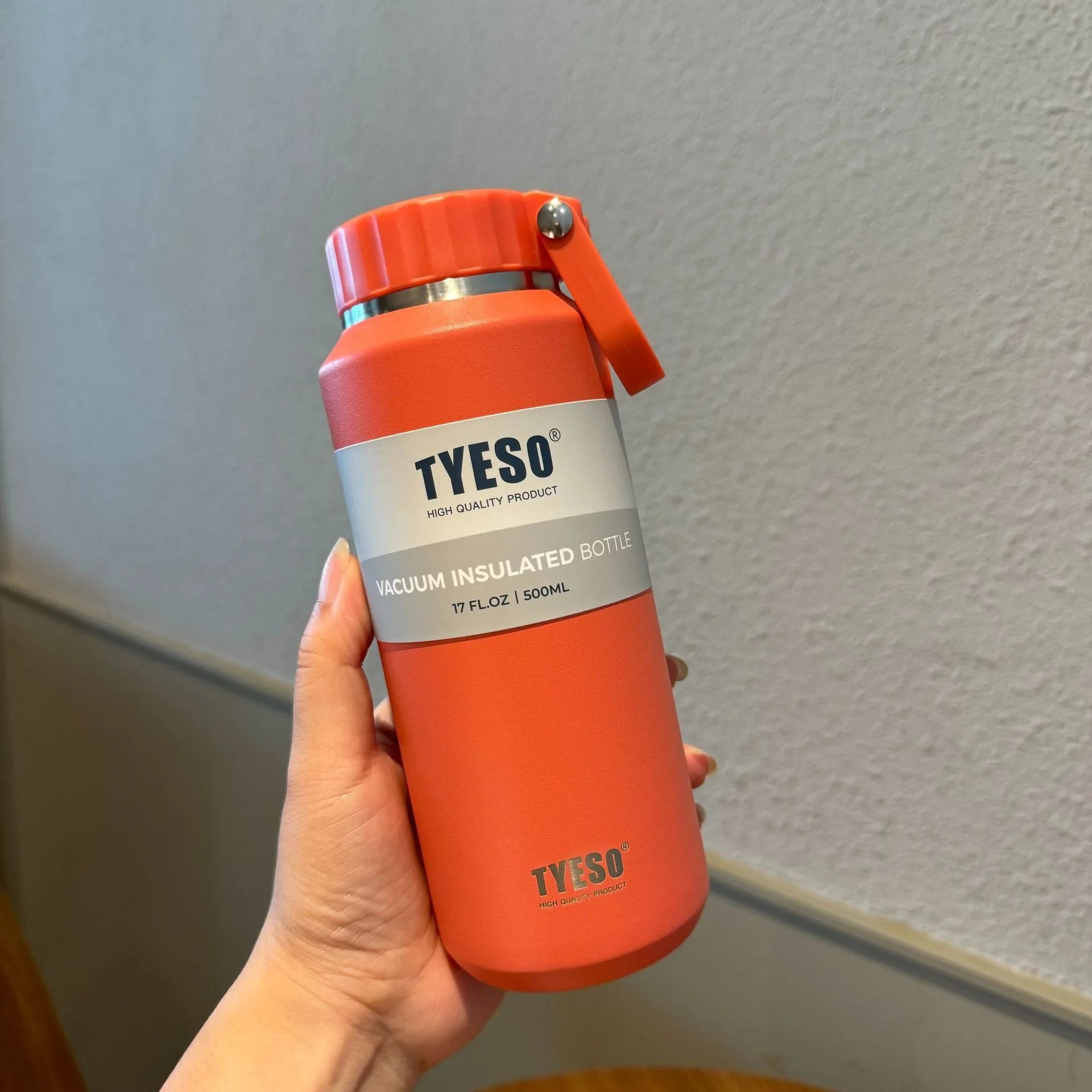 Gourde isotherme Tyeso grande capacité avec poignée, facile à ouvrir, idéale pour le sport, les voyages et l'hydratation. Convient aux hommes et aux femmes.