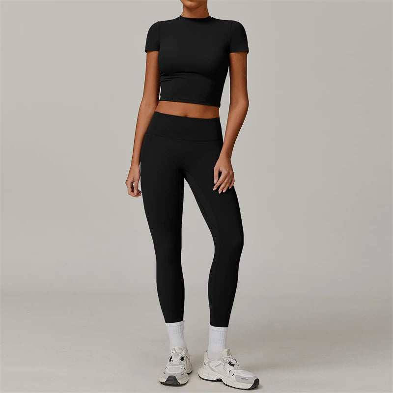 Ensemble de yoga 2 pièces pour femme, vêtements de sport et de fitness : haut court à manches courtes et legging taille haute.