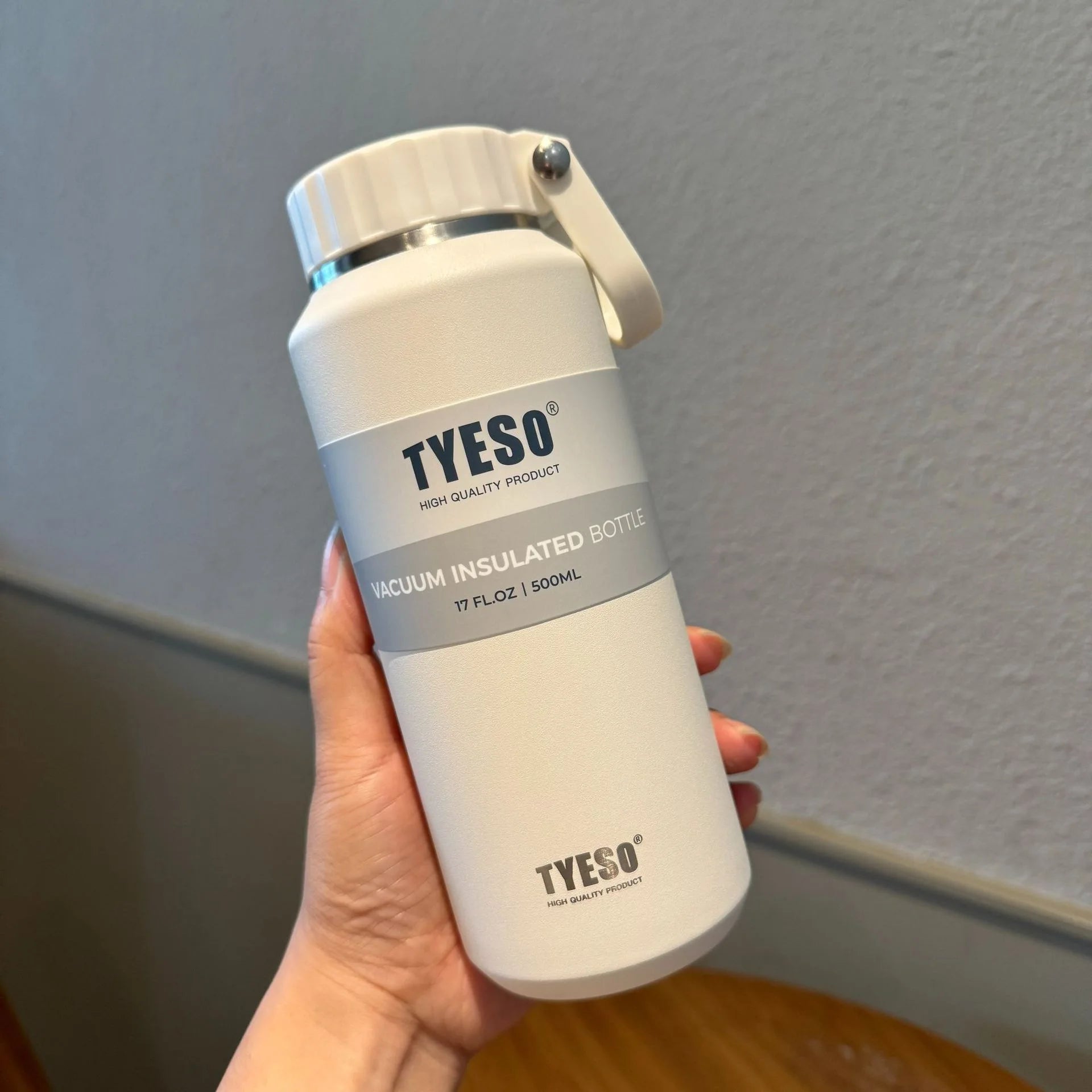 Gourde isotherme Tyeso grande capacité avec poignée, facile à ouvrir, idéale pour le sport, les voyages et l'hydratation. Convient aux hommes et aux femmes.