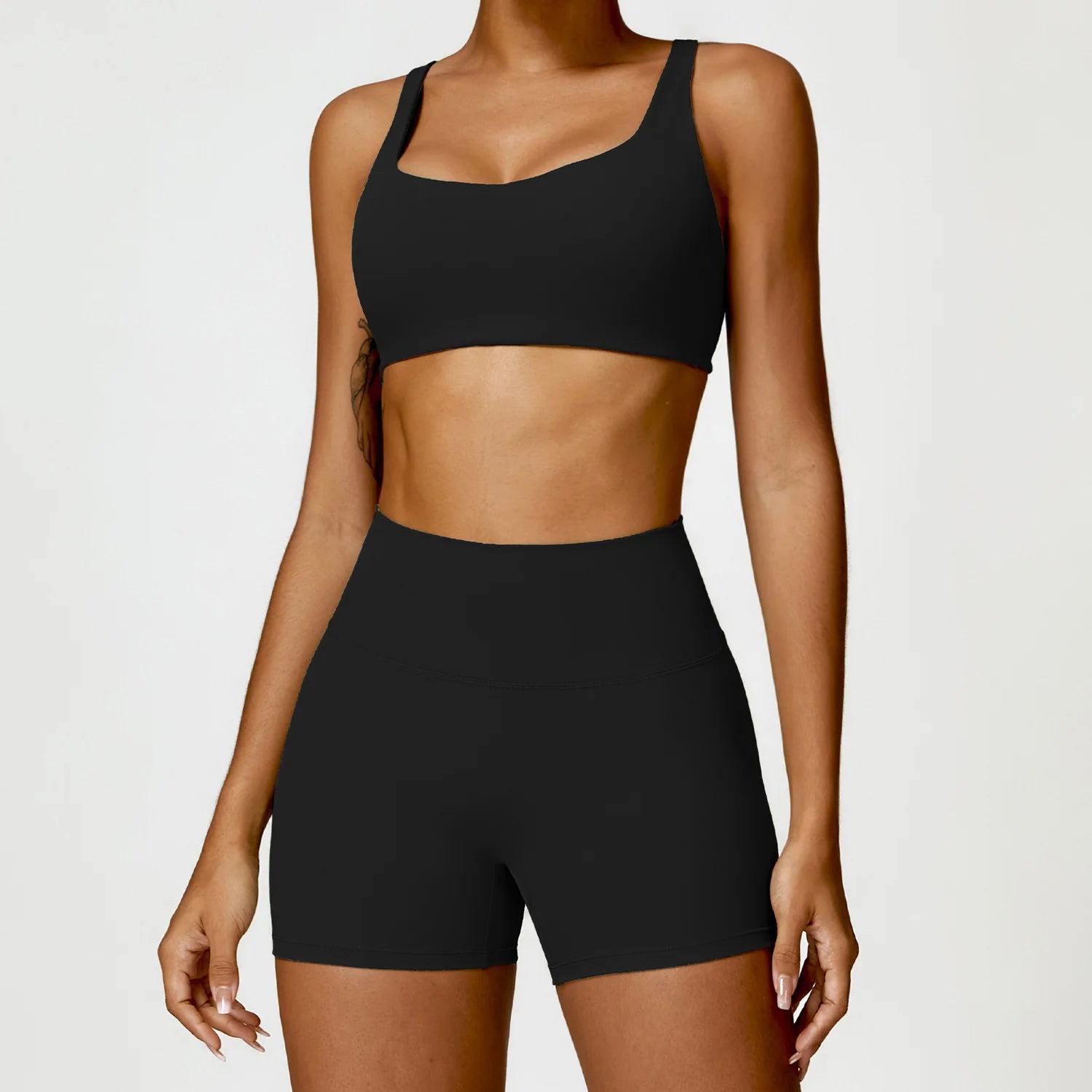 Ensemble de yoga 2 pièces pour femme : survêtement, brassière de sport, haut à manches longues et legging.