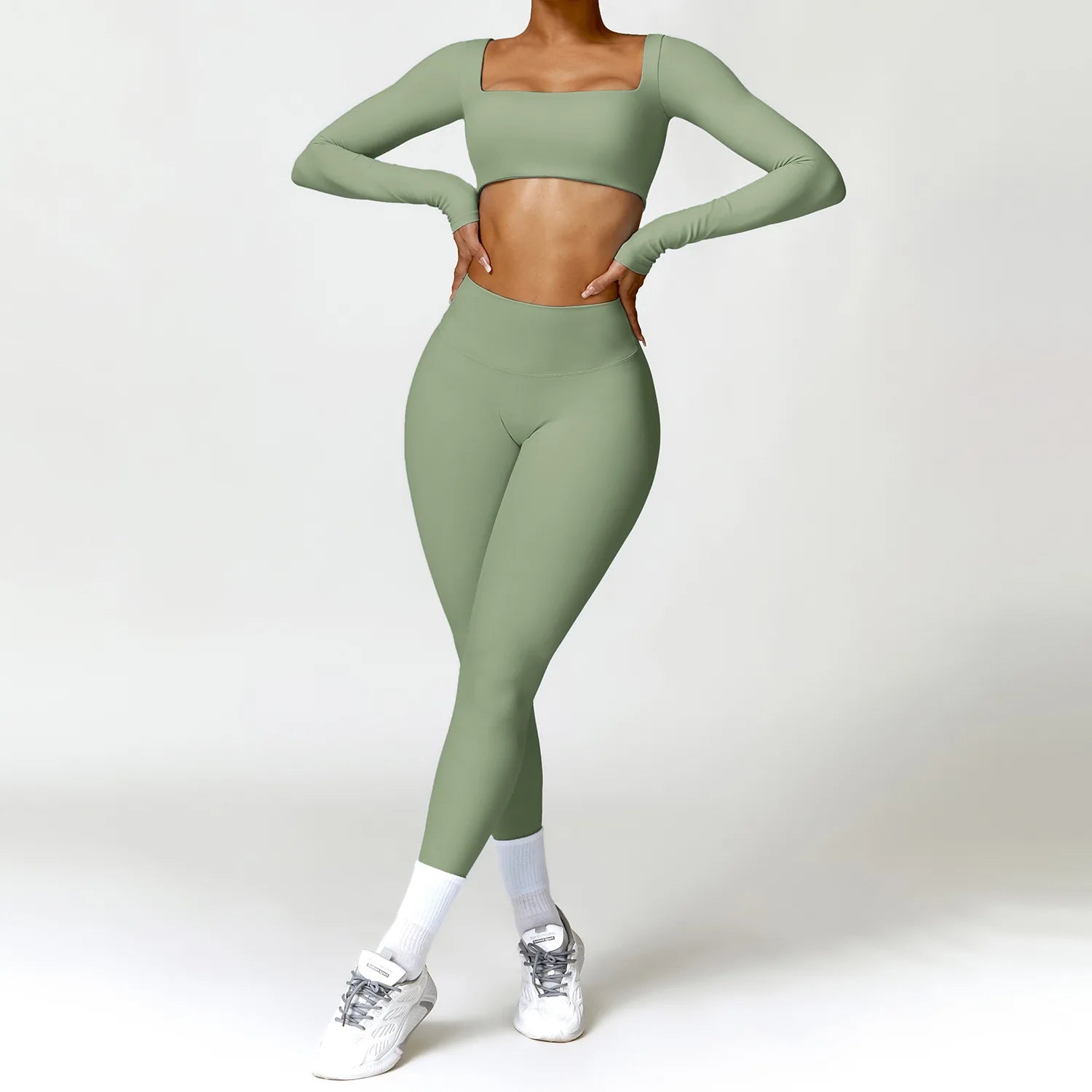 Ensemble de yoga 2 pièces pour femme : survêtement, brassière de sport, haut à manches longues et legging.