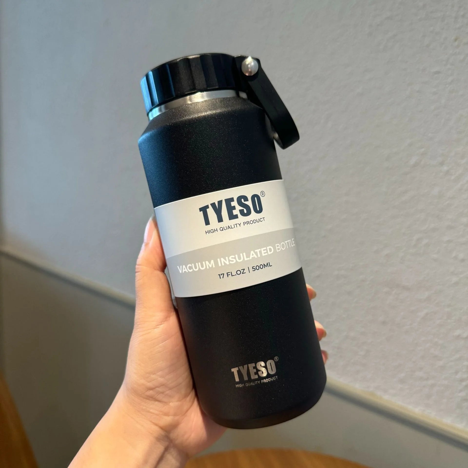 Gourde isotherme Tyeso grande capacité avec poignée, facile à ouvrir, idéale pour le sport, les voyages et l'hydratation. Convient aux hommes et aux femmes.