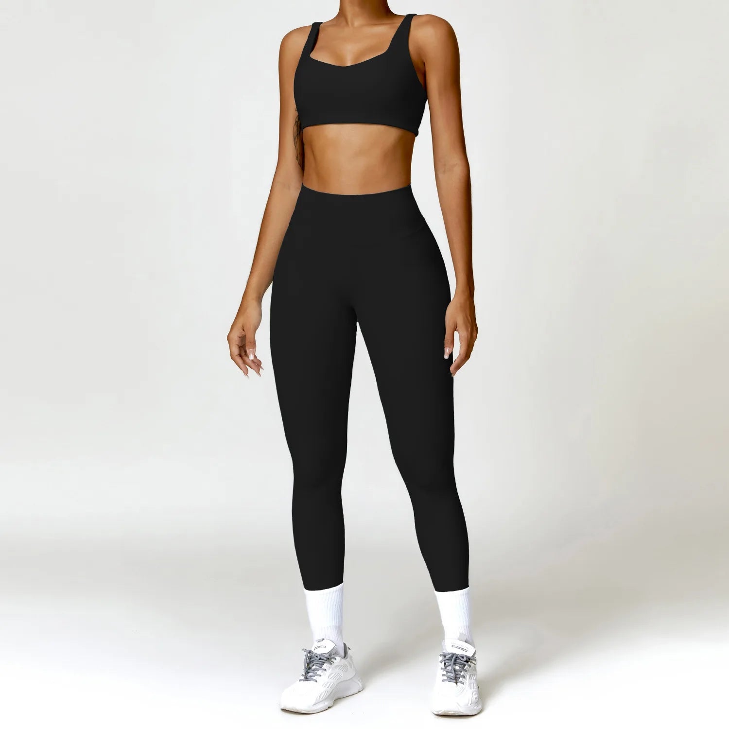 Ensemble de yoga 2 pièces pour femme : survêtement, brassière de sport, haut à manches longues et legging.