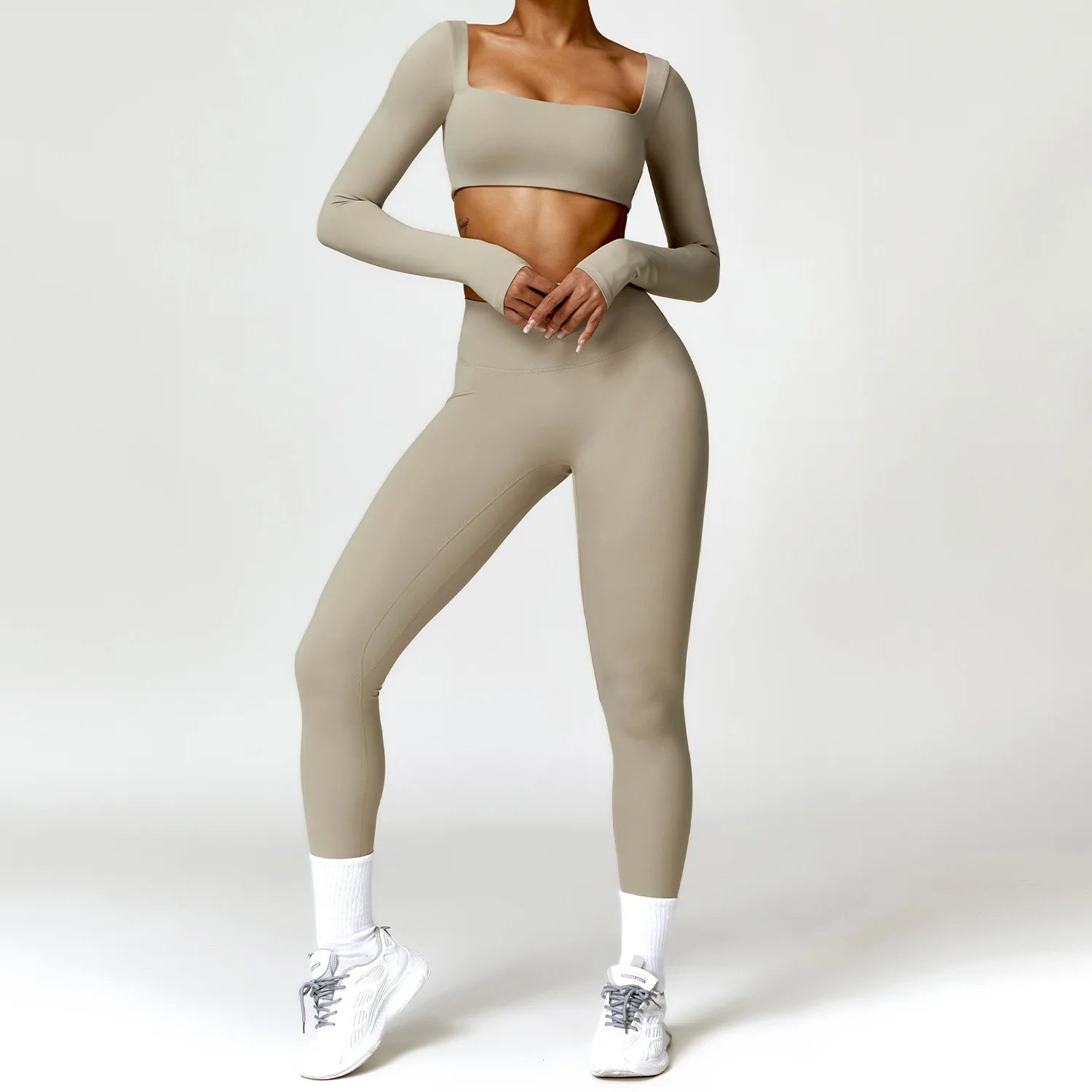 Ensemble de yoga 2 pièces pour femme : survêtement, brassière de sport, haut à manches longues et legging.