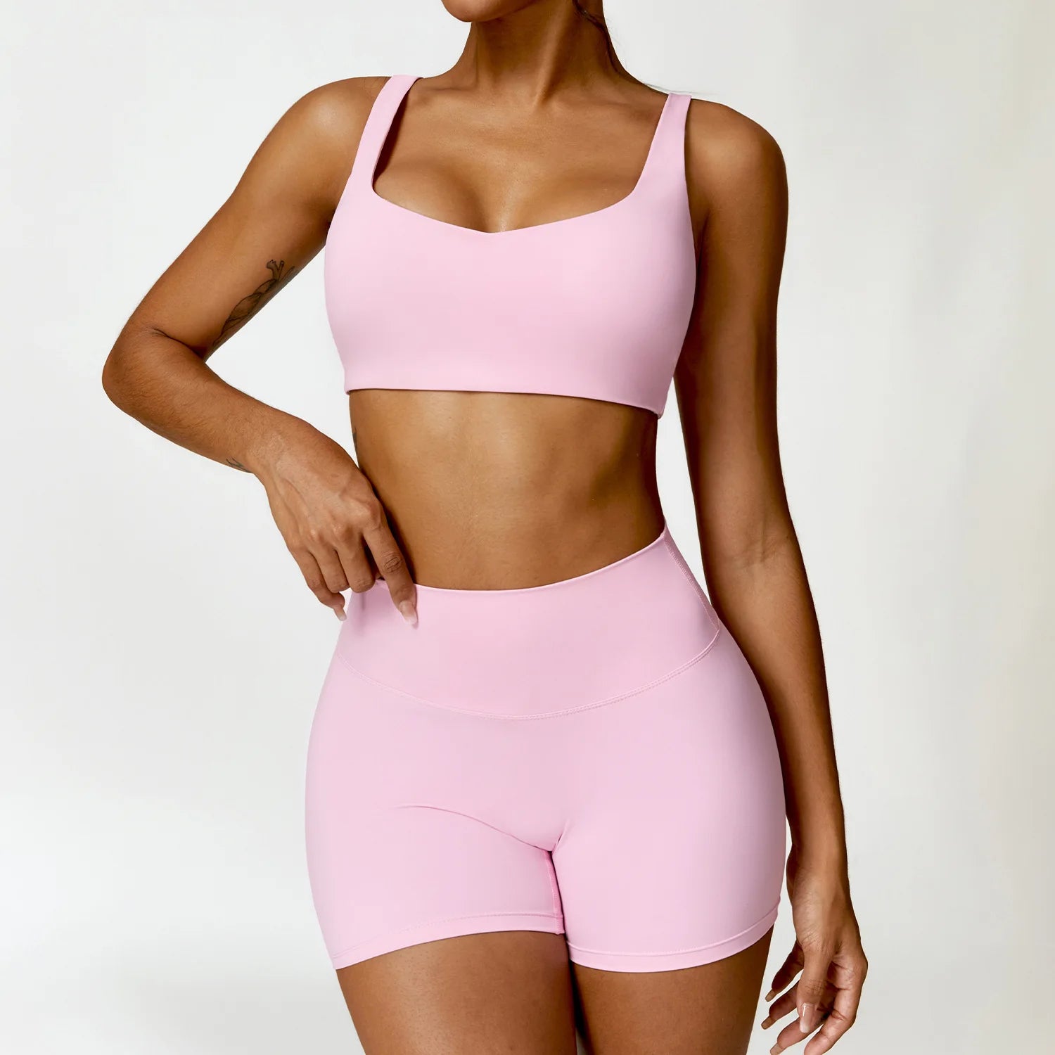 Ensemble de yoga 2 pièces pour femme : survêtement, brassière de sport, haut à manches longues et legging.