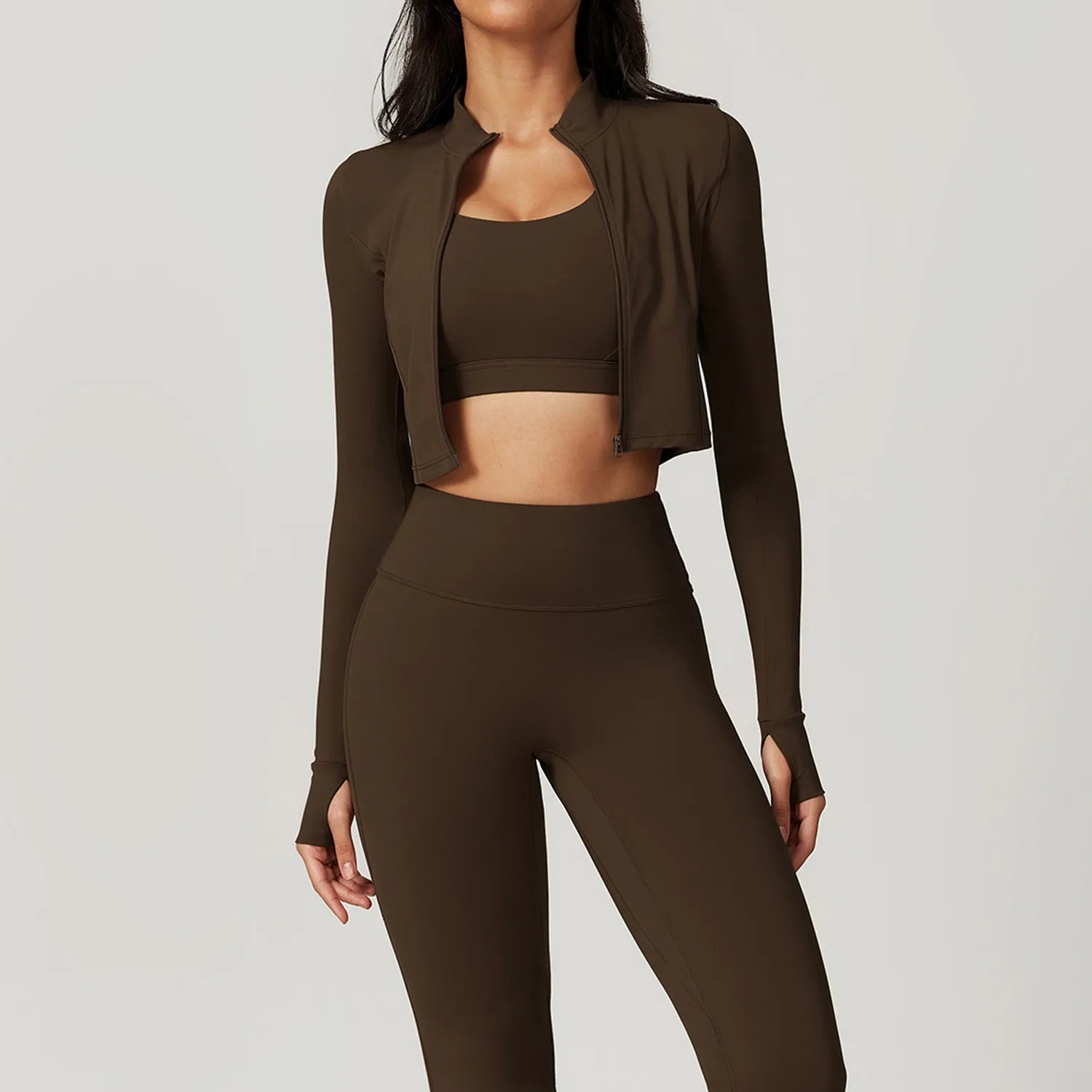 Tenue de yoga et fitness avec brassière dos nu et soutien renforcé. Confortable, stylée et parfaite pour vos entraînements.