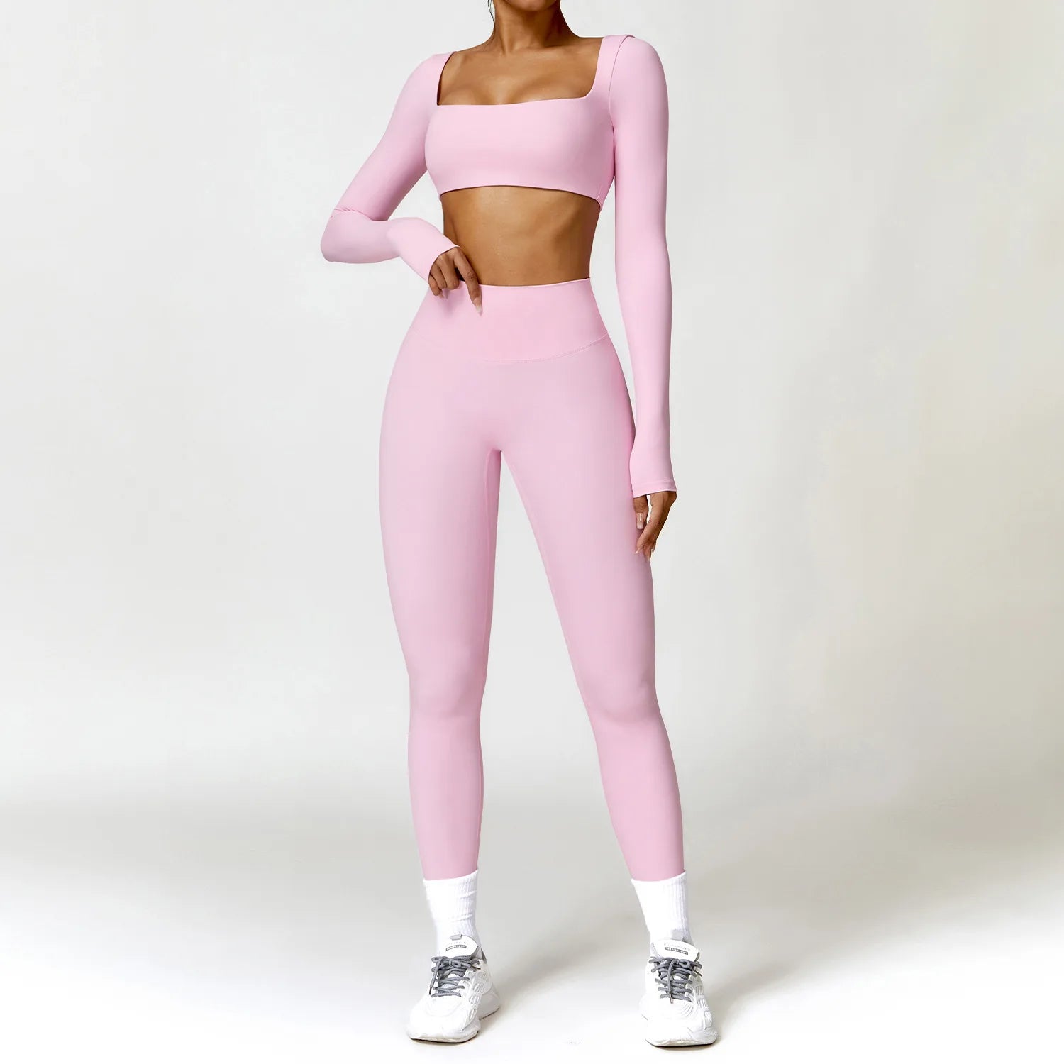 Ensemble de yoga 2 pièces pour femme : survêtement, brassière de sport, haut à manches longues et legging.