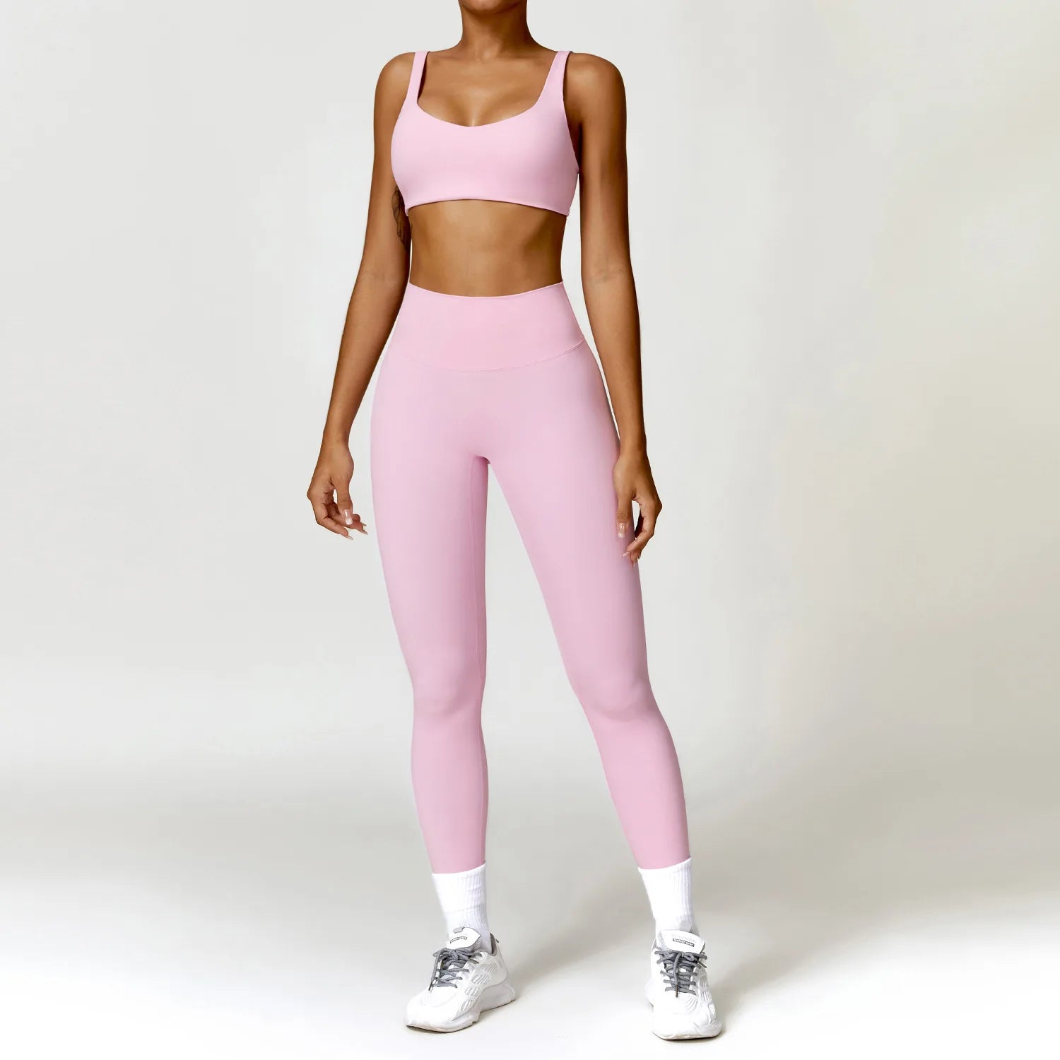 Ensemble de yoga 2 pièces pour femme : survêtement, brassière de sport, haut à manches longues et legging.