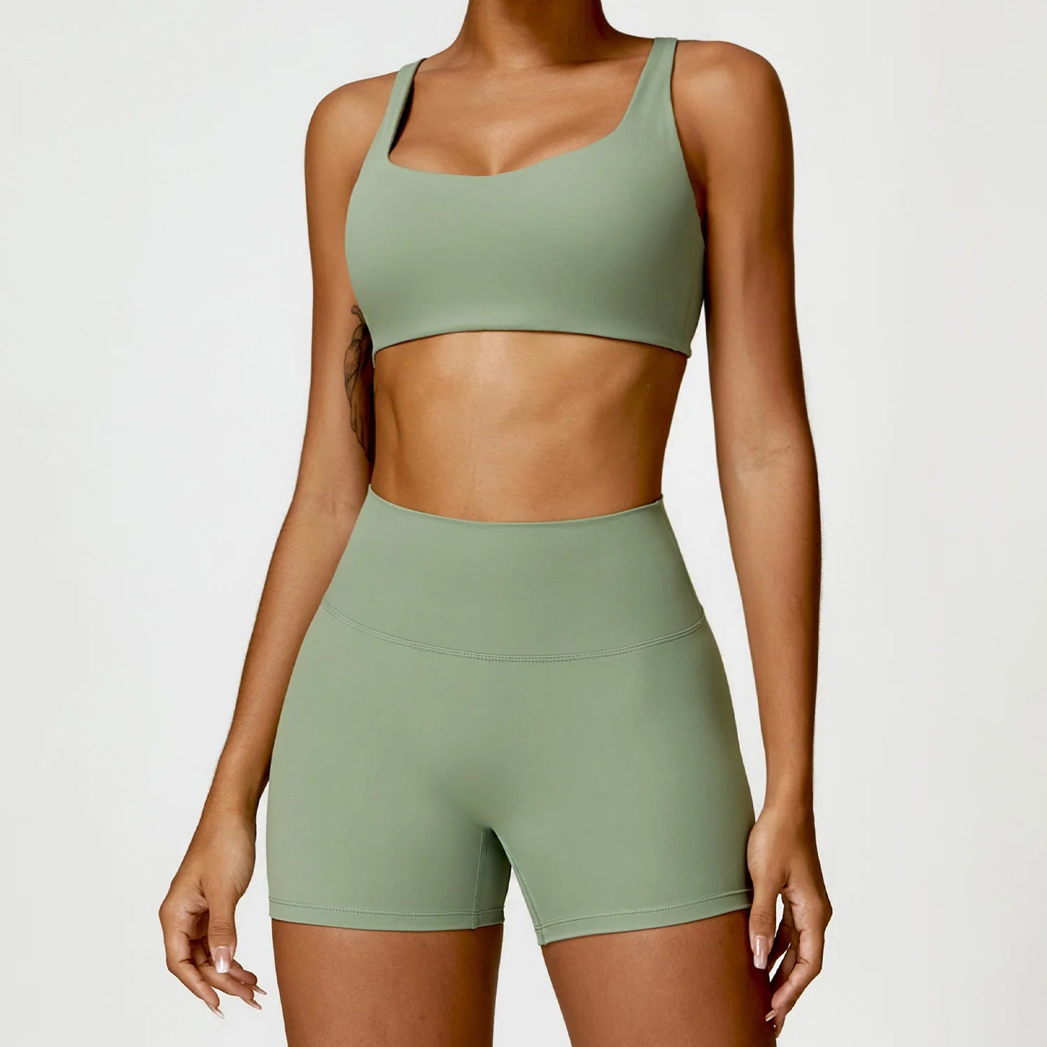 Ensemble de yoga 2 pièces pour femme : survêtement, brassière de sport, haut à manches longues et legging.