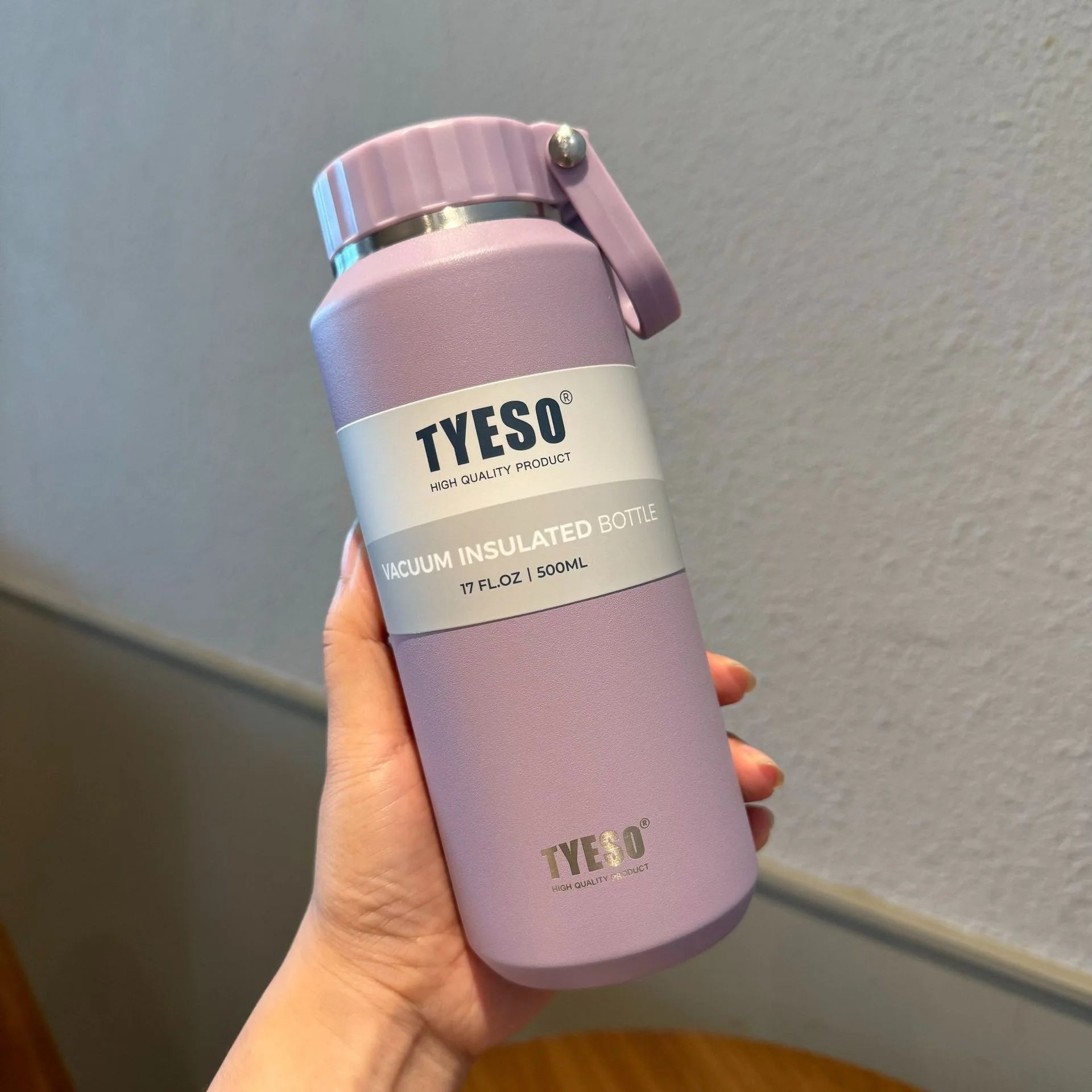 Gourde isotherme Tyeso grande capacité avec poignée, facile à ouvrir, idéale pour le sport, les voyages et l'hydratation. Convient aux hommes et aux femmes.