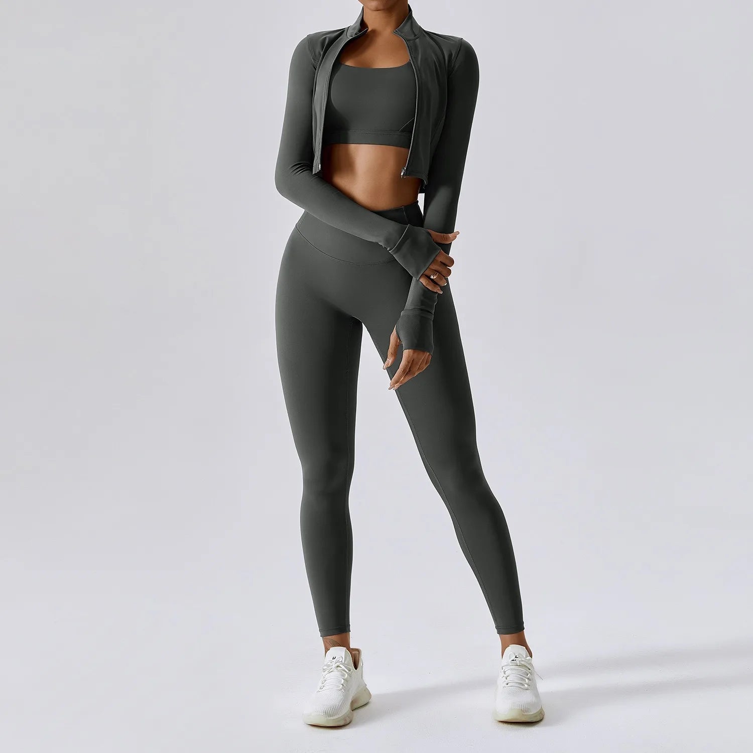 Tenue de yoga et fitness avec brassière dos nu et soutien renforcé. Confortable, stylée et parfaite pour vos entraînements.