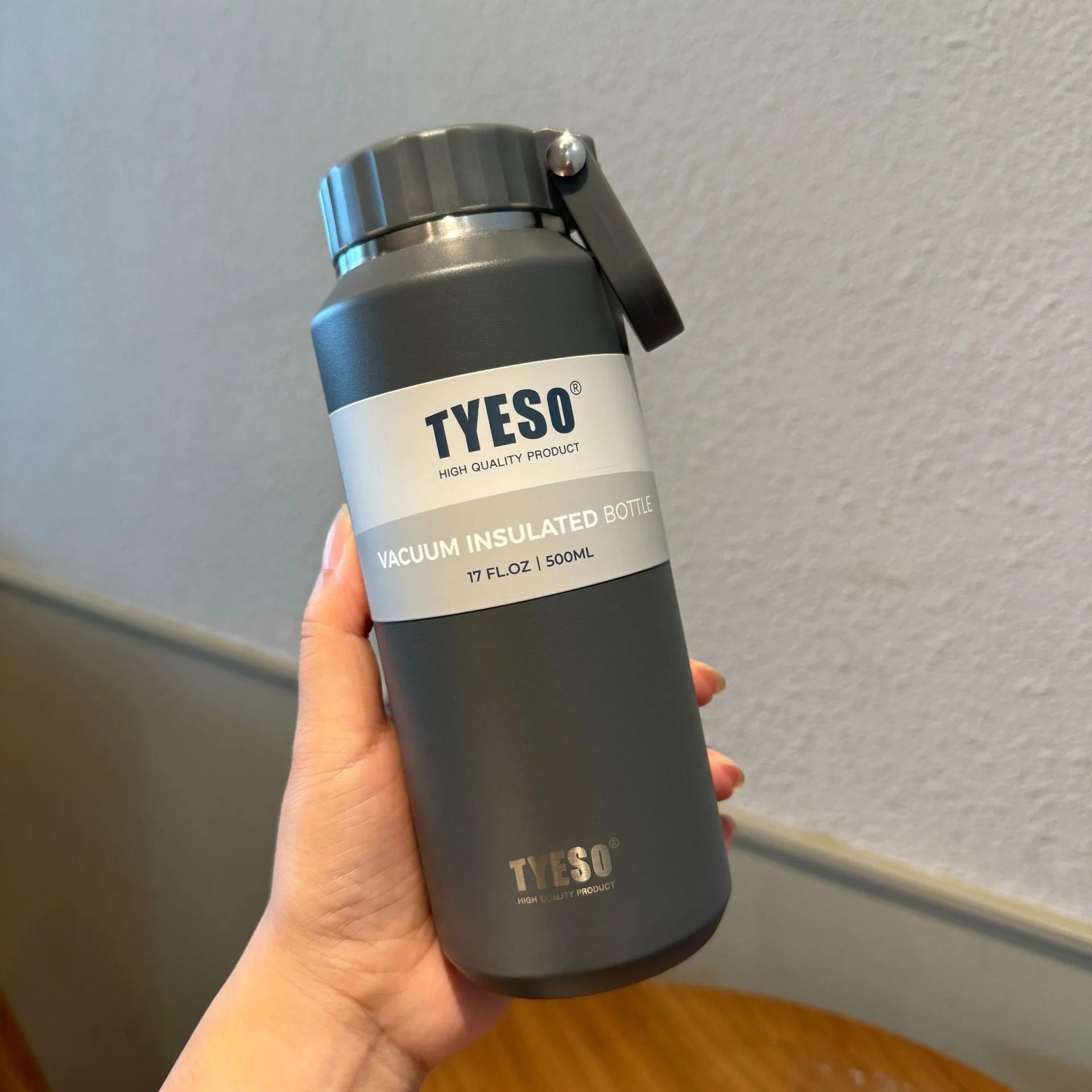 Gourde isotherme Tyeso grande capacité avec poignée, facile à ouvrir, idéale pour le sport, les voyages et l'hydratation. Convient aux hommes et aux femmes.