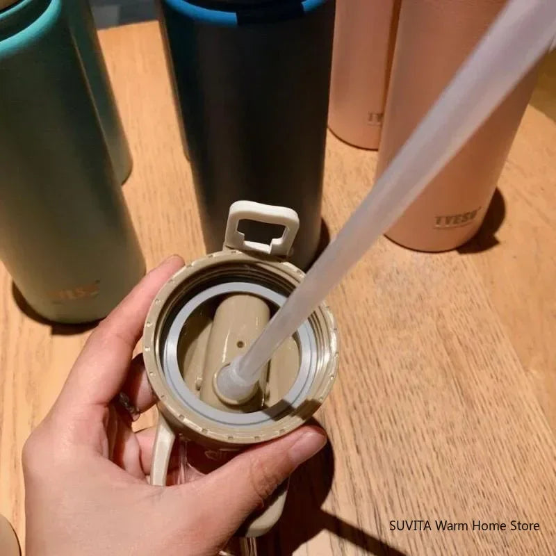 Gobelet isotherme Tyeso avec paille, 600/750 ml, en acier inoxydable, avec couvercle isolant. Tasse isotherme droite.