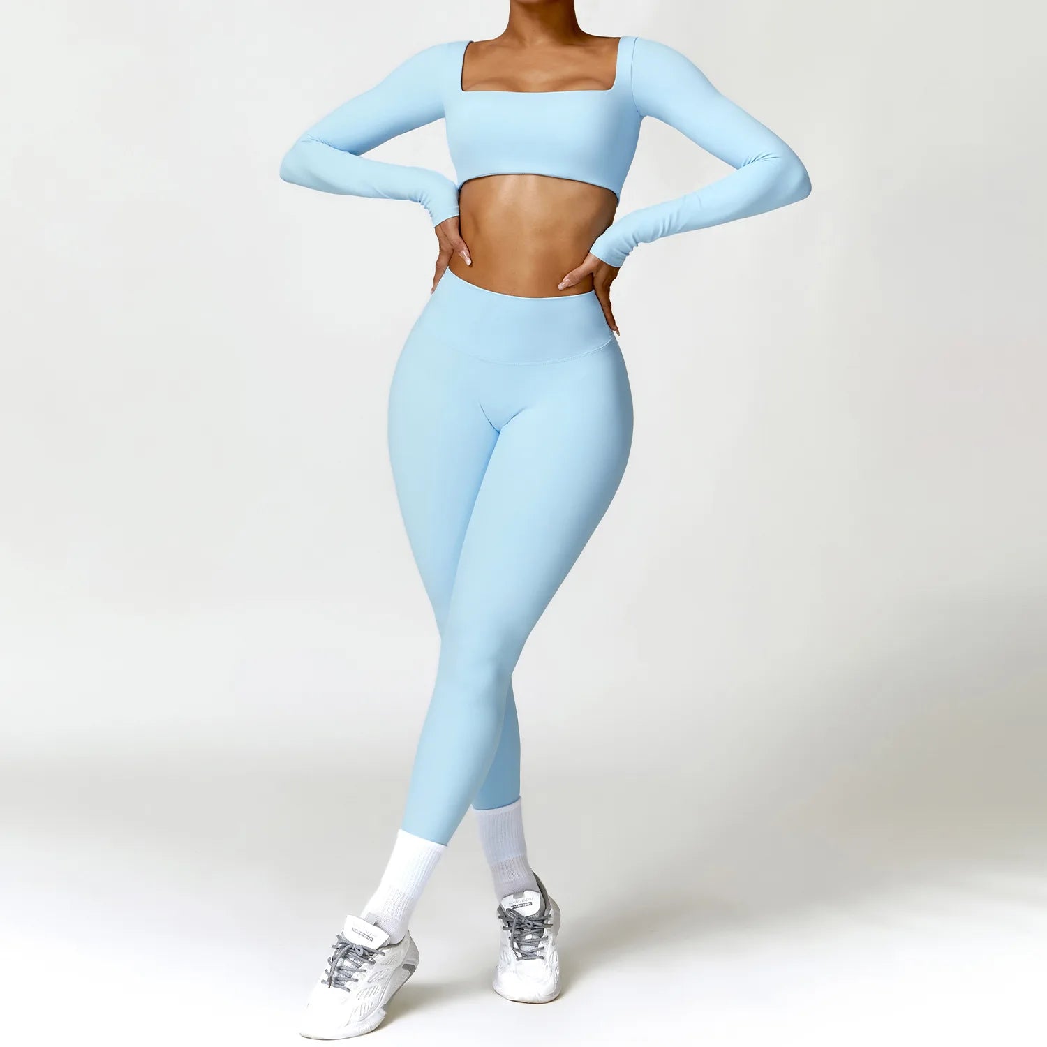 Ensemble de yoga 2 pièces pour femme : survêtement, brassière de sport, haut à manches longues et legging.