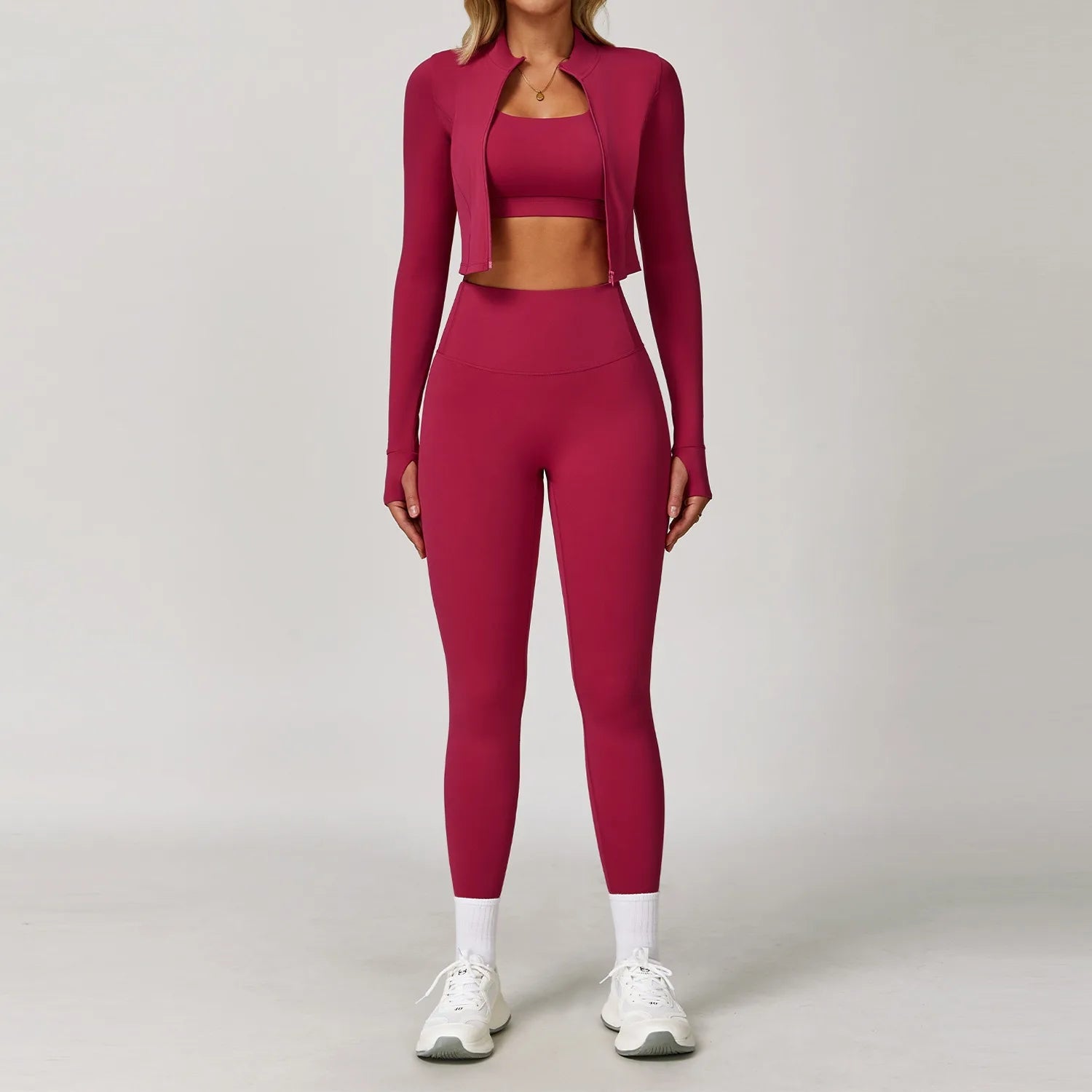 Tenue de yoga et fitness avec brassière dos nu et soutien renforcé. Confortable, stylée et parfaite pour vos entraînements.