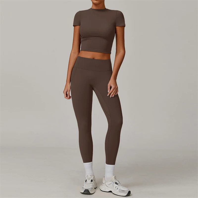 Ensemble de yoga 2 pièces pour femme, vêtements de sport et de fitness : haut court à manches courtes et legging taille haute.